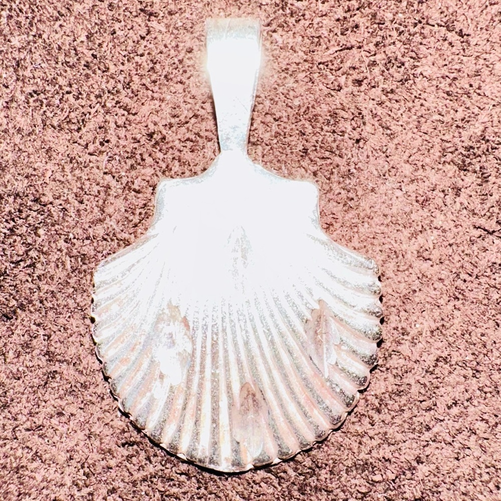 Solid 14kt white gold and .925 Silver Shell Pendant only - Picture 3 of 7